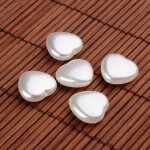 Akrylové korálky - srdce - perleťově bílé - 15 x 15 x 6 mm - 1 ks