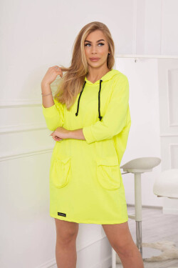 Žluté neonové šaty s kapucí