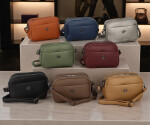 Trendy dámská koženková crossbody kabelka Karlita, tmavě modrá