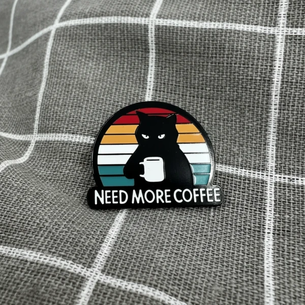 Pinarna.cz Černá naštvaná kočka - Need more coffee / Potřebuji více kávy
