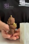 Dortisimo SilikonForms silikonová forma 3D Medvídek s dárkem sfoukávající svíčky