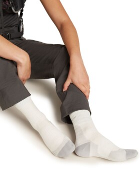 Dámské merino turistické ponožky ICEBREAKER Wmns Hike+ Ultralight Crew, Ecru Heather/Alloy velikost: 35-37 (S)
