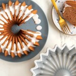 Nordic Ware Forma na bábovku Brilliance 2,4 l, zlatá barva, kov