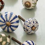 MADAM STOLTZ Kameninová úchytka Off White / Blue Pattern, modrá barva, kov, keramika