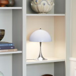 Louis Poulsen Stolní lampa Panthella 250 Opal Grey/Chrome, šedá barva, stříbrná barva, kov, plast