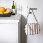 Chladící taška přes rameno Reisenthel Coolerbag TO-GO Summerstripes coffee