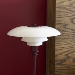 Louis Poulsen Stolní lampa PH 2/1 Glossy Burgundy, červená barva, kov, plast