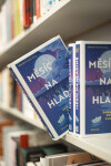 Měsíc na hladině - Samantha Sotto Yambao
