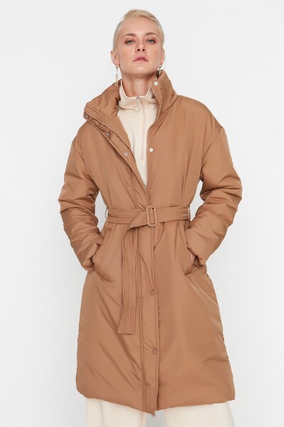 Trendyol hnědý oversize prošívaný péřový kabát s páskem