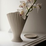 Ferm LIVING Designová váza Fountain Off White, krémová barva, keramika