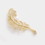 Luxusní brož Zlaté pírko s perlou a třpytivými zirkony, Zlatá