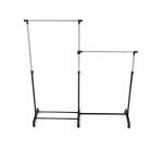 Věšák dvouramenný, černý plast.