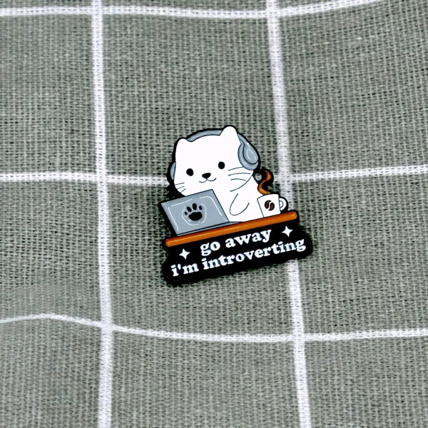 Pinarna.cz Bílá kočka u počítače - Go away I´m introverting / Jdi pryč, mám svůj introvertní čas