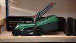 BOSCH EasyMower 18V-32-200 / Aku sekačka na trávu / 18V / Šířka záběru 32 cm / Koš 31 L / 1x Aku 4.0 Ah (06008B9D00)