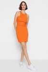 Trendyol Orange Výstřih výstřihem kolem krku vypasovaný žebrovaný flexibilní mini pletený šat