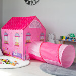 Stan v designu krásného růžového domečku s tunelem