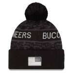 New Era Pánská zimní čepice Tampa Bay Buccaneers NFL 2026 Salute To Service Cuffed Knit Hat with Pom