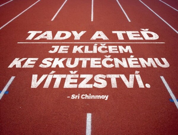 Plechová cedulka - Tady a teď je klíčem ke skutečnému vítězství - Sri Chinmoy