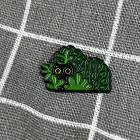 Pinarna.cz Černá kočička v zelených keřích