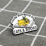 Pinarna.cz Spící kočka na knížce - Easily distracted by cats & books / Snadno se nechám rozptýlit kočkami & knihami