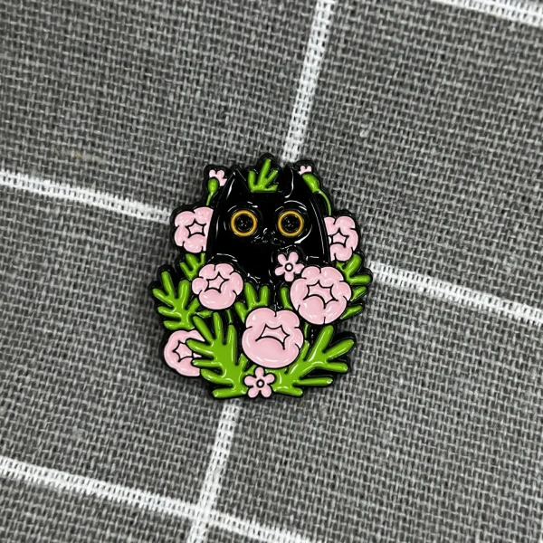 Pinarna.cz Černá kočka schovaná v pivoňkách