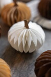 Storefactory Podzimní dekorace Dýně Lundhagen White, krémová barva, papír