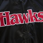 Mitchell & Ness Pánská bunda Atlanta Hawks NBA Slap Sticker Reversible Lightweight Satin Velikost: M