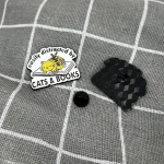 Pinarna.cz Spící kočka na knížce - Easily distracted by cats & books / Snadno se nechám rozptýlit kočkami & knihami