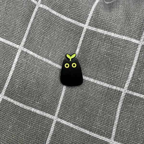 Pinarna.cz Černá kočička se zelenou rostlinkou