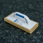 Hladítko s mořskou houbou zkosené, 280 x 140 mm, rukojeť BM, KUBALA ENPRO