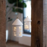 Räder Závěsný svícen domeček Round 16 cm, bílá barva, porcelán