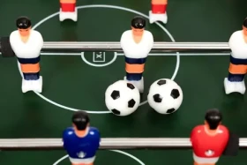 Dřevěný stolní fotbálek
