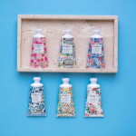 Cath Kidston Krém na ruce Navy Carnation 50 ml, modrá barva, plast