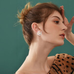 Náušnice s perlami ve výrazném květinovém designu, Stříbrná Bílá