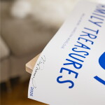 Bella Rose Signovaný umělecký tisk Family Treasures Blue 50 × 70 cm, modrá barva, papír