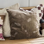 House Doctor Sametový povlak na polštář s výšivkou Play Brown 50 × 50 cm, hnědá barva, textil