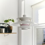 Louis Poulsen Závěsná lampa PH 5 Modern White, růžová barva, bílá barva