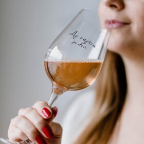 Bella Rose Sklenice na víno Aj zajtra je deň – SK, čirá barva, sklo, 350 ml