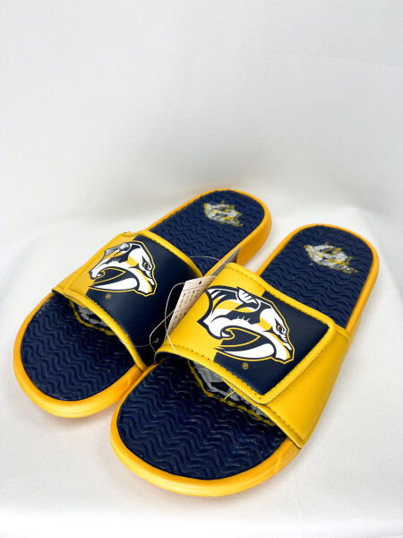 FOCO Pánské pantofle Nashville Predators Team Logo Staycation Slipper Velikost: EU