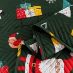 DumDekorace Prošívaný vánoční přehoz s motivem Santa Clause - zelený dekorativní přehoz Šířka: 200 cm | Délka: 220 cm