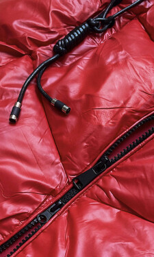 Lesklá červená vesta s kapucí (B8025-4) Červená XXL (44)