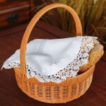 DumDekorace Bílý velikonoční ubrus - oválný s krajkou a vzorem velikonočních vajíček Průměr 40 cm