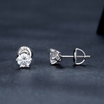 Elenys stříbrné pozlacené peckové náušnice Brilla s moissanitem 18K bílé zlato Karátová váha a velikost kamene: 1.0 ct / průměr 6.5 mm
