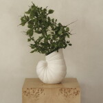 Ferm Living Exkluzivní set: váza Shell Pot + aranžovací kroužek Hanataba, bílá barva, plast, keramika