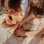 Konges Sløjd Kreativní knížka se samolepkami Glam Me Up, oranžová barva, multi barva, papír