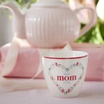 GREEN GATE Porcelánový latte cup Mom 300 ml, červená barva, porcelán