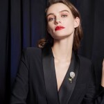 Elegantní brož s modrobílou květinou Carla, Zlatá