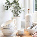 Bastion Collections Nádoba VINEGAR natural shape 700ml - Bastion Collections Keramická lahev na olivový olej Heart Black 700 ml, bílá barva, keramika