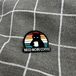 Pinarna.cz Černá naštvaná kočka - Need more coffee / Potřebuji více kávy