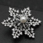Vánoční brož Swarovski Elements Desireé - sněhová vločka, Stříbrná